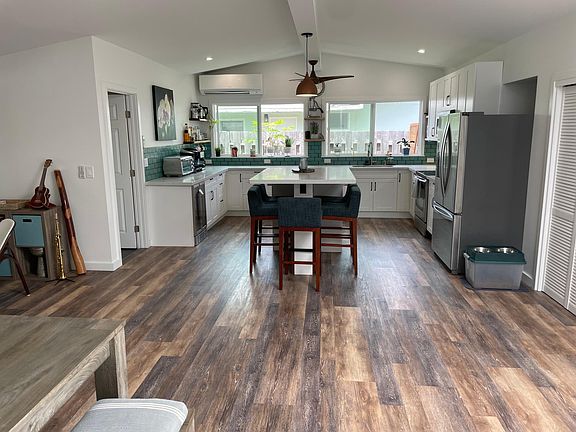 Kitchen w/ dining island