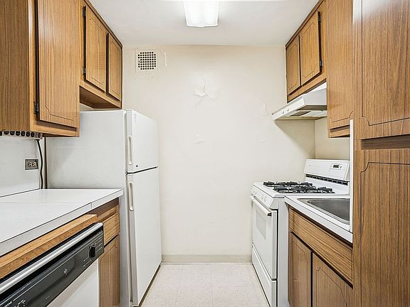 3rd image of 155 W 68th St APT 1016