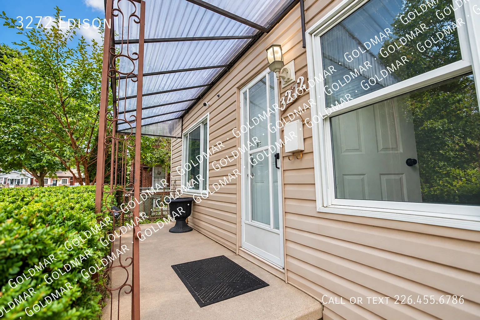 Available Now -5 Bedroom House With 2 Full Bathrooms — Photo 2