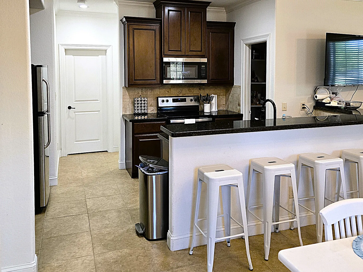 4 bed, 1929 sqft, $3,895 — Photo 3