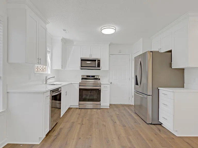 453 Waverly Pl — Photo 23