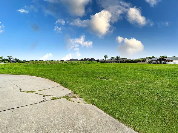 128 Parlange Dr, Houma, LA 70360
