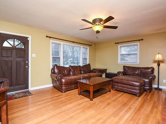2nd image of 211 E Lowry Ln