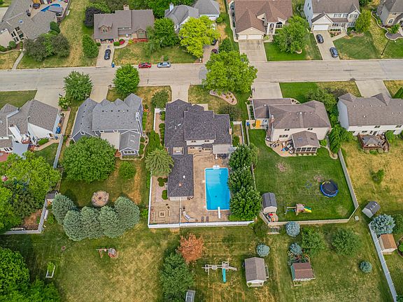 3rd image of 215 Barrington Ln