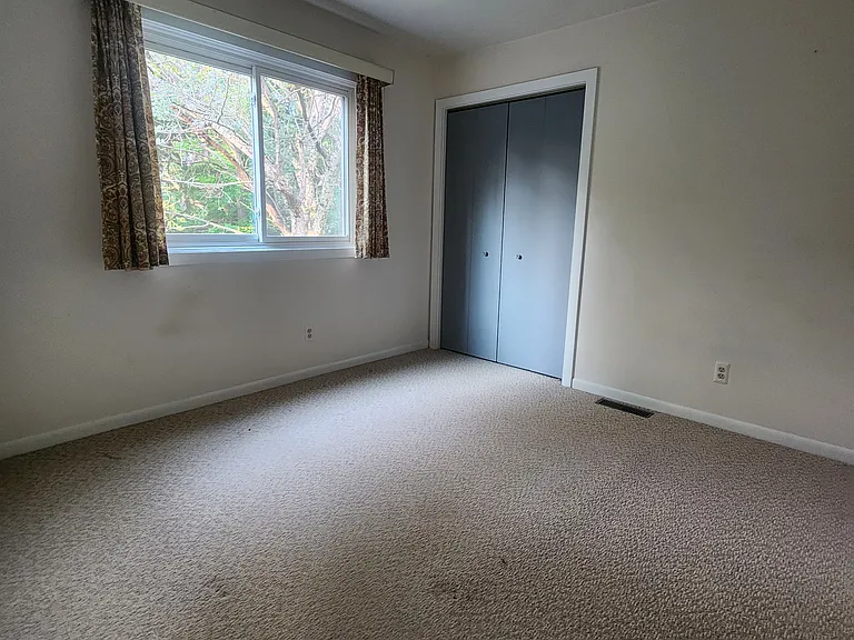Chalmers Dr — Photo 13