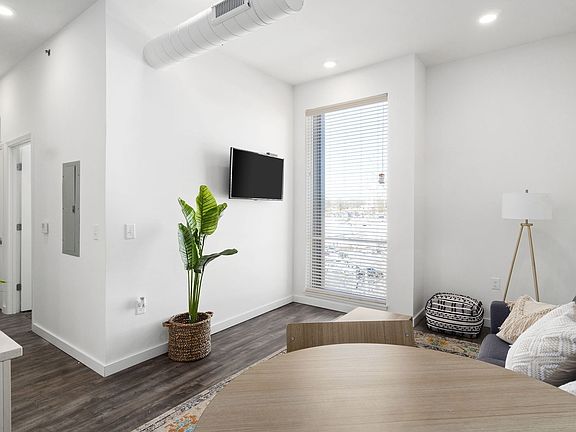 5th image of 608 Main St Unit 401A