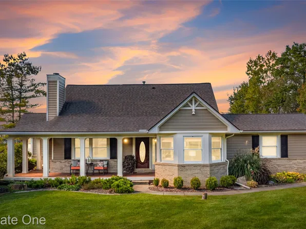 6029 Hidden Pines Trl, White Lake, MI 48383