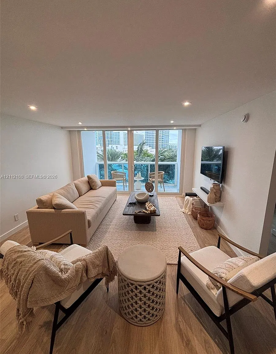 Aquasol Condo — Photo 1