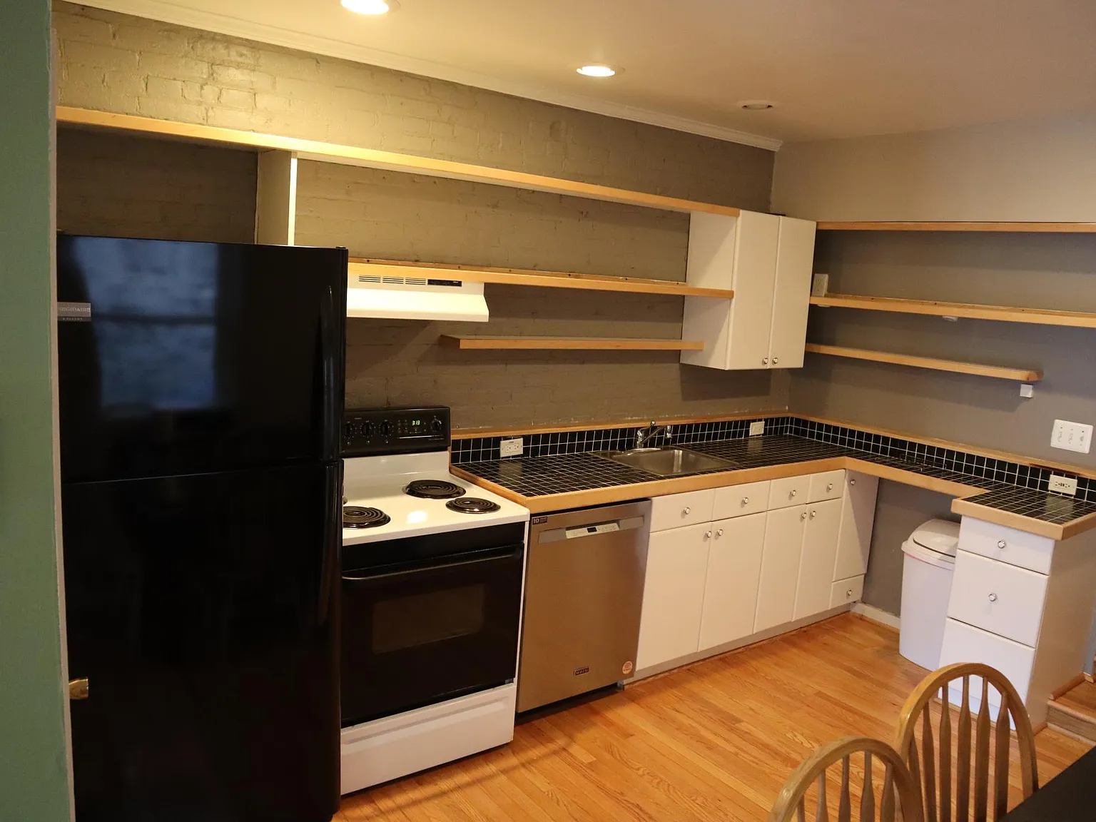 3 bed, 1400 sqft, $2,550 — Photo 2