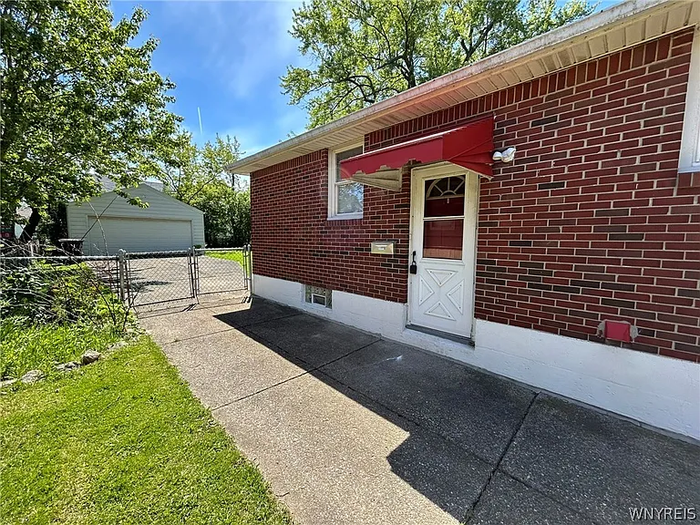 1835 Military Rd — Photo 2