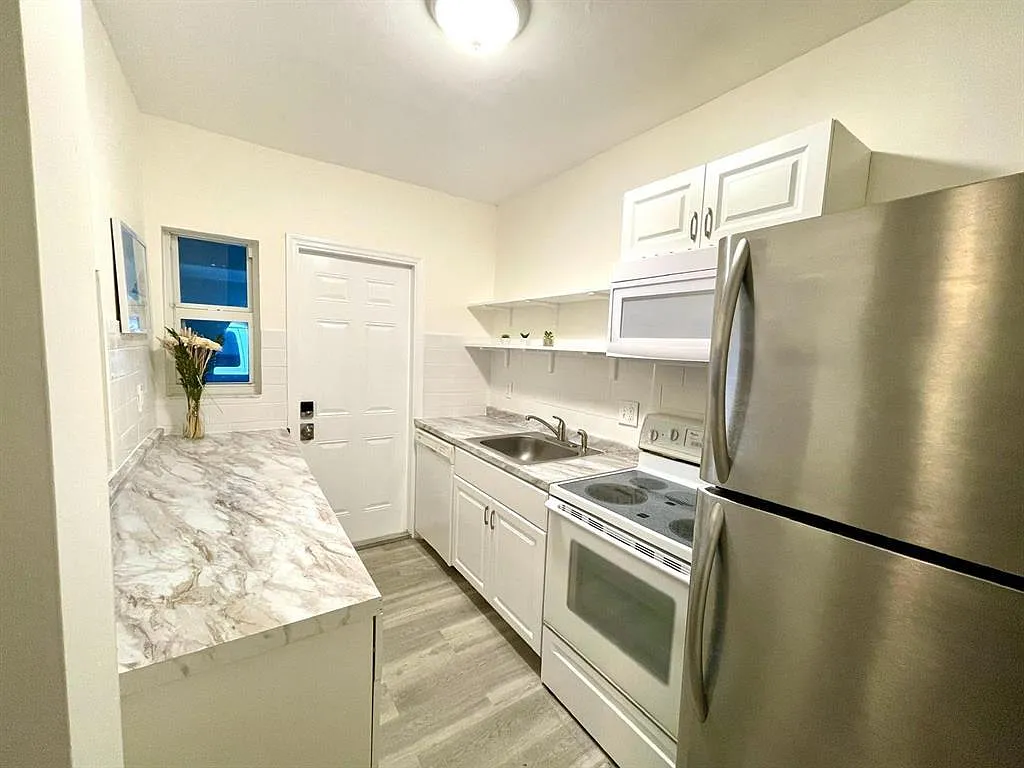 Building Photo - 828 NE 17th Ave #2