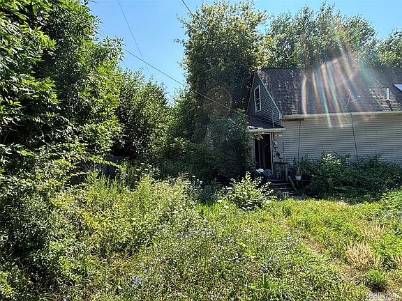 5th image of 16211 Manning St