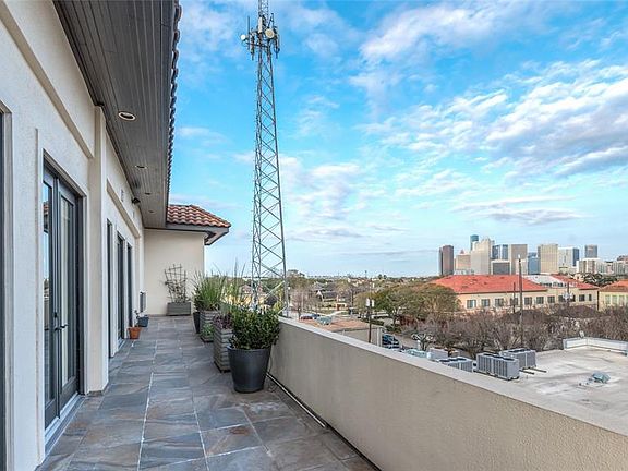 5 sets of French doors lead from open LR/DR/Kitchen onto approx 52'x7'* private balcony with breathtaking Downtown views! Balcony has tile floors and fresh exterior paint on French doors (Jan 2021). *BUYER TO VERIFY ALL DIMENSIONS!