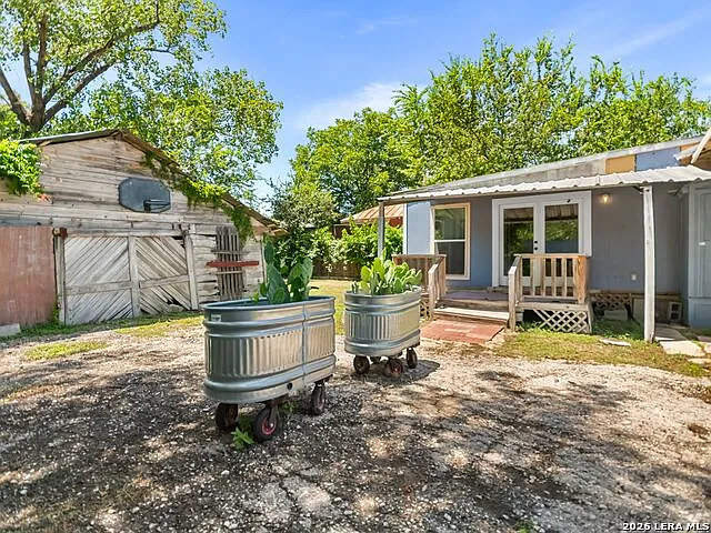 2213 N Flores St — Photo 45