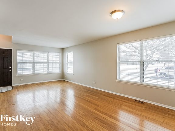 3rd image of 6 Hollyhock Ct
