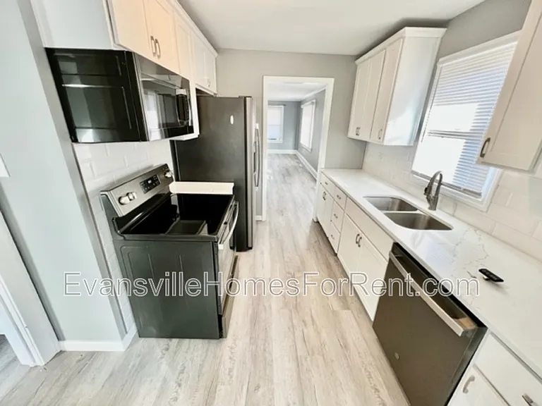 907 E Broadway St — Photo 7