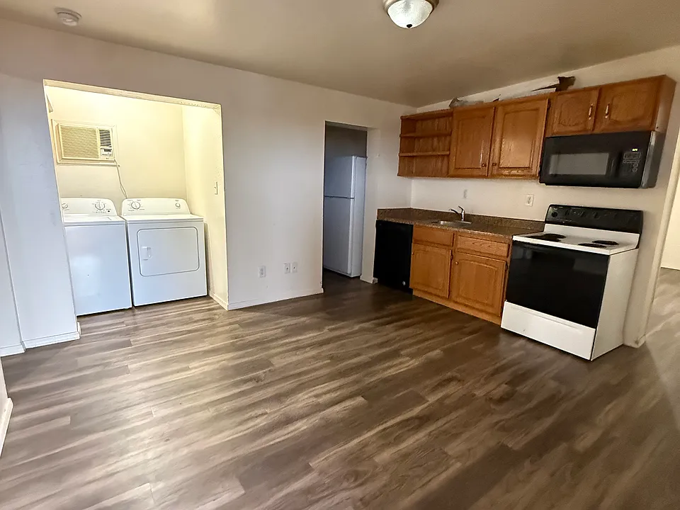 902 1/2 W Hopi Dr #4