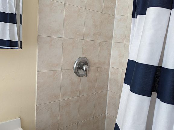 3rd image of 4421 N Broadway St APT 9