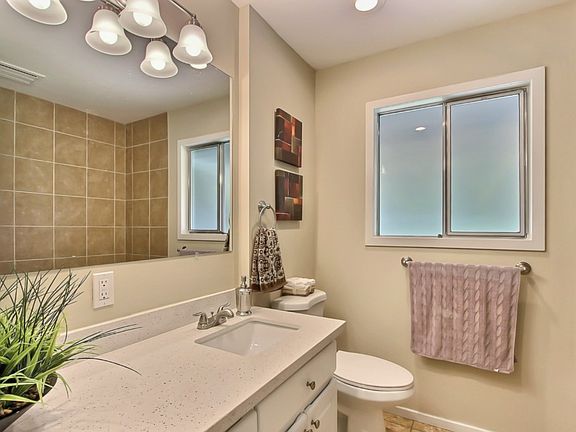 5th image of 965 Madrona Pl NE