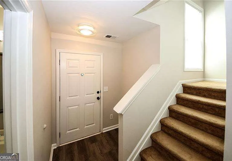 121 Stoneforest Dr — Photo 3
