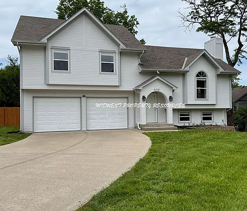 632 NE Bristol Dr Photo 1