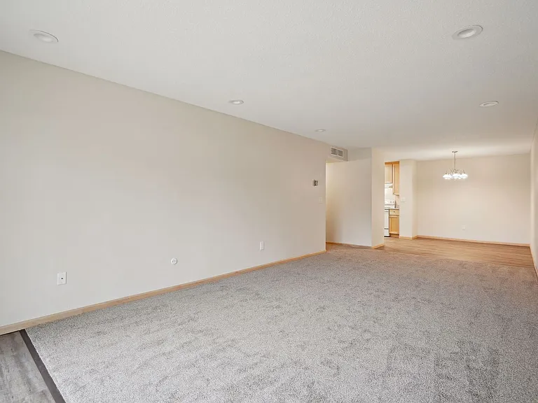 Larpenteur Estates Apartments — Photo 31
