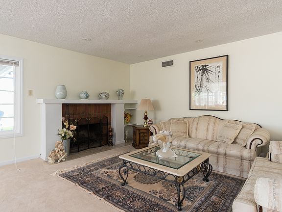 4th image of 2081 N Parker Ct
