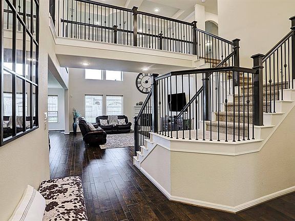 3rd image of 18907 Colonial Hill Dr