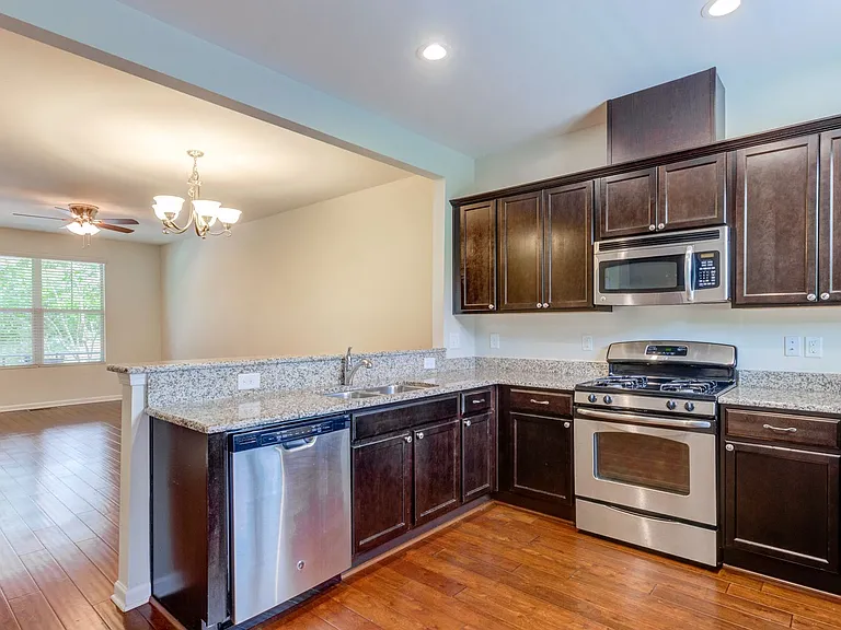 1637 Crafton Way — Photo 16