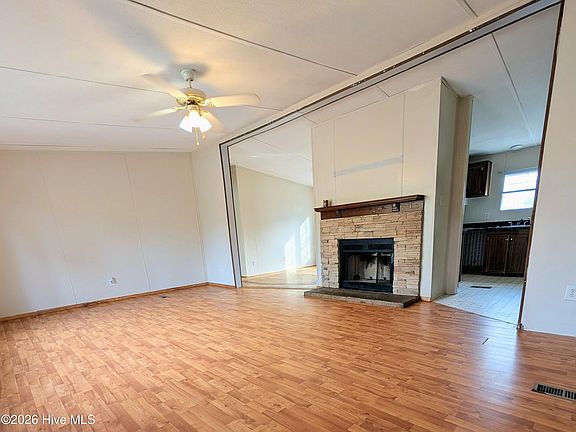 3rd image of 1145 Queens Way NE