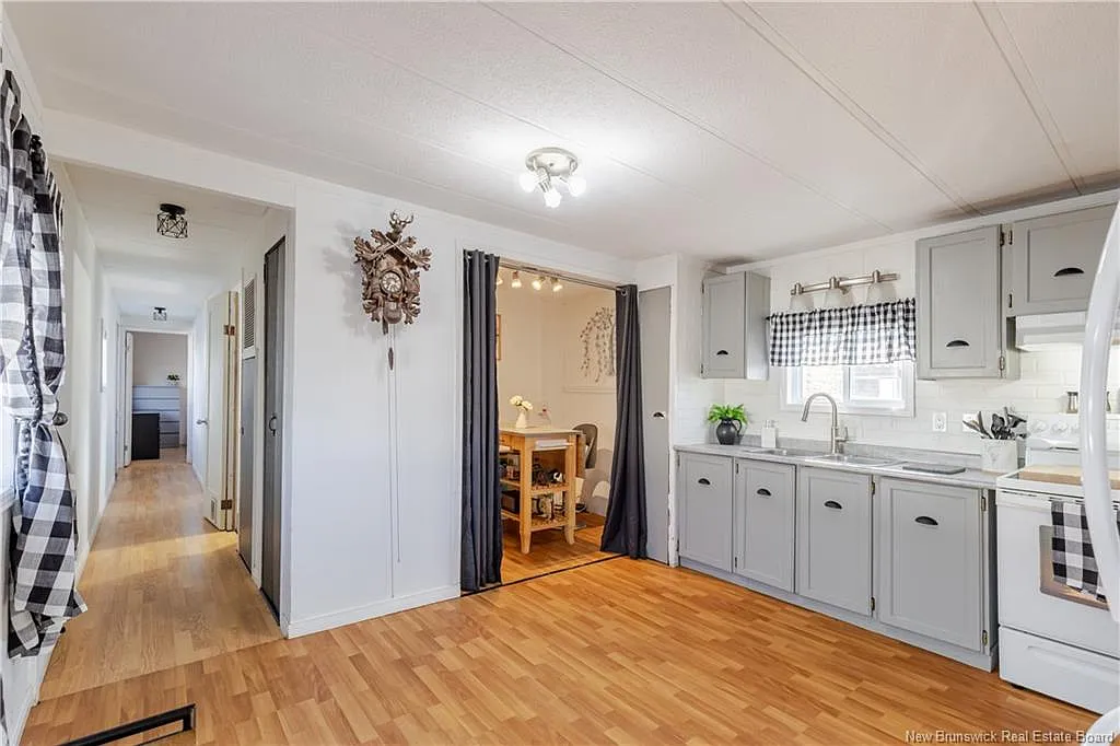 2 bed, 1.0 bath, 896 sqft, $89,000 — Photo 4