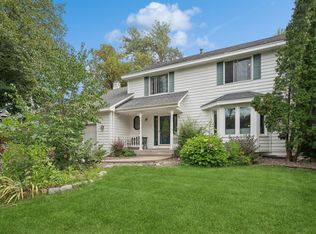9619 Woodridge Dr, Eden Prairie, MN 55347