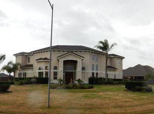 317 Red Oak Dr, Dickinson, TX 77539