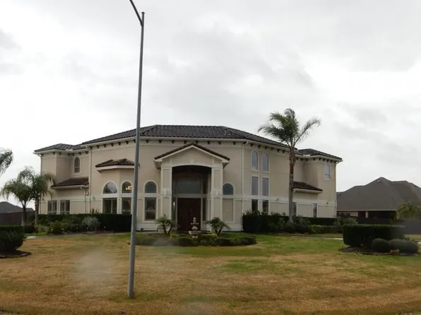 317 Red Oak Dr, Dickinson, TX 77539