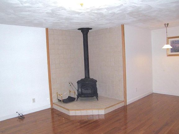5th image of 4 Mary Dyer Ln