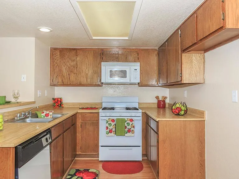 Barstonian Apartments — Photo 19