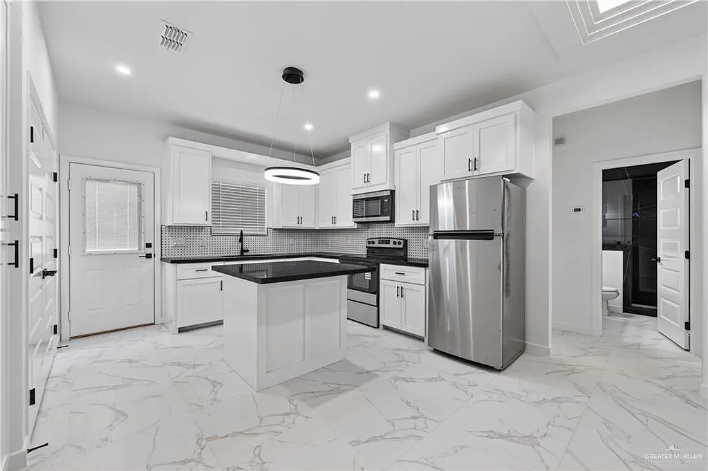3 bed, 2.0 bath, 1040 sqft, $1,375 — Photo 4