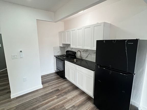 3rd image of 967 E 167th St #3B