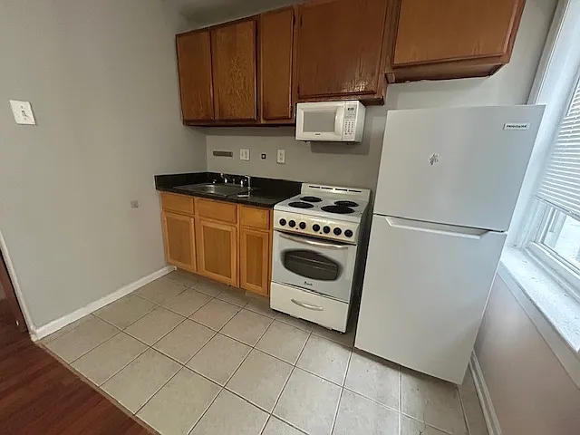 Studio, $890 — Photo 3
