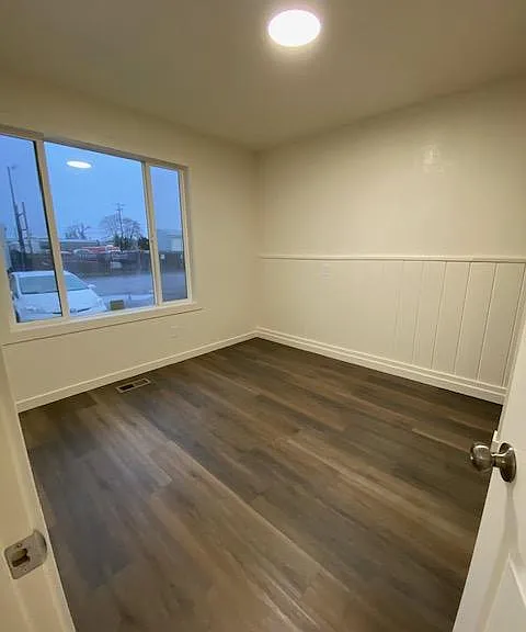 3238 Knox Butte Ave NE — Photo 3