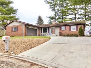 904 Crestview Ln, Monticello, IL 61856