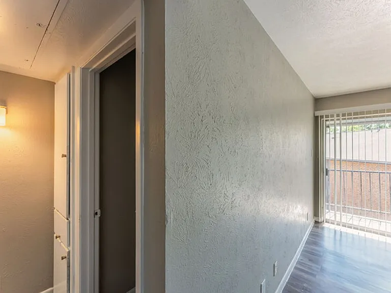 South Crest Apartments: All Bills Paid -Dazzling Dallas Apartments in Quiet Area! — Photo 24