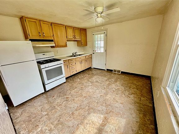 4th image of 141 Carroll St
