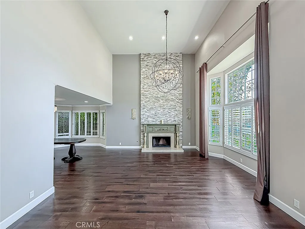 5 bed, 3359 sqft, $11,495 — Photo 3