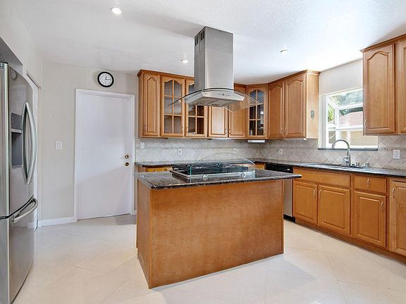 5th image of 1084 Wallace Dr