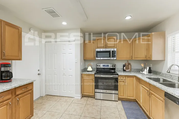 948 Jasmine St — Photo 2