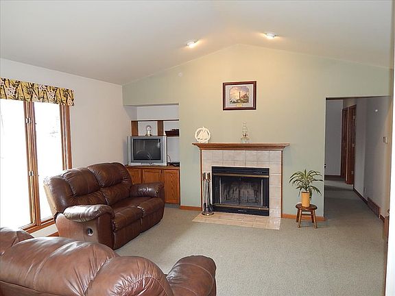 living room w fireplace