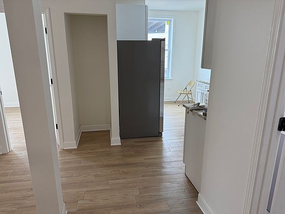 4th image of 222 N Genesee St #208