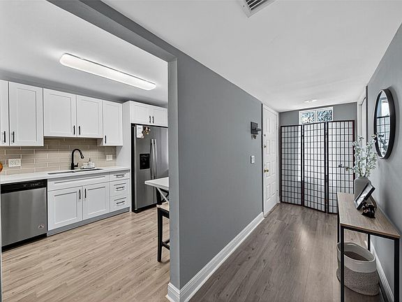 4th image of 412 Lakeview Drive #202
