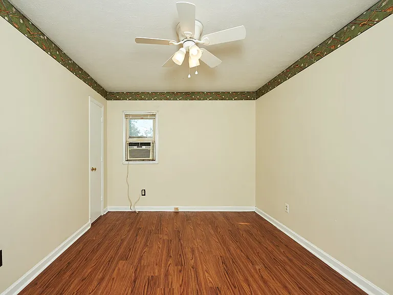 212 W Hillcrest Dr — Photo 5